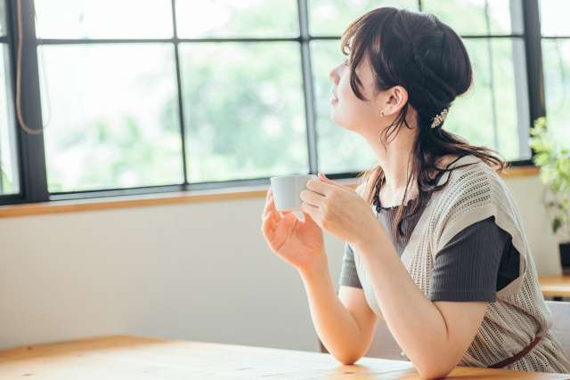 カフェで一人時間を楽しむママ
