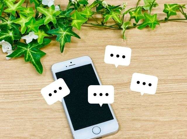 スマホと吹き出しでSNSの口コミをイメージした画像