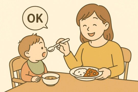 ミールキットごはんを笑顔で子どもに食べさせるママ