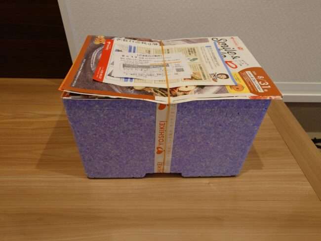 ヨシケイの発泡スチロールの箱とカタログが届いた様子